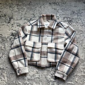 Abercrombie & Fitch cropped, plaid teddy shacked in Cream and Brown